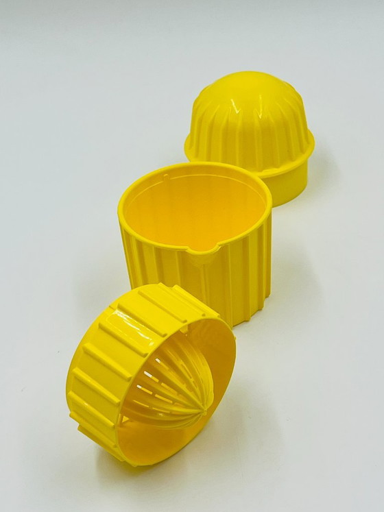 Modernistischer, geschnitzter, geriffelter Zitronenpresser – Küchenzubehör, Plastic (photo 6 of 8)