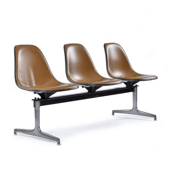 Image 1 of Herman Miller Eames Tandembank met bruine Naugahyde Pad Shell-stoelen