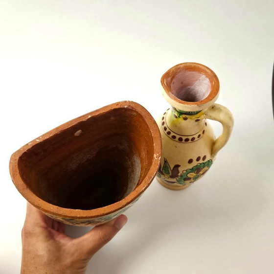 Image 1 of Ensemble de deux vases et d'un cache-pot mural en céramique hutsoul. Argile vintage peinte à la main, d'Ukraine.
