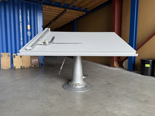 Bellissimo tavolo da disegno Nike Eskilstuna con macchina da disegno Isis