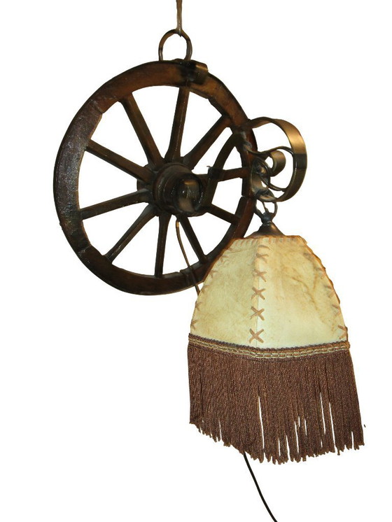 Image 1 of Lampada a forma di ruota di carro degli anni '70 con paralume in pelle.