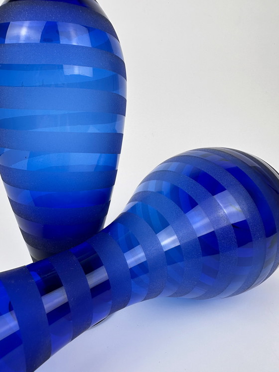 Image 1 of Set de vases bleu cobalt rayé Swirl Postmodern 90Er Vintage Frosted Satin Y2K