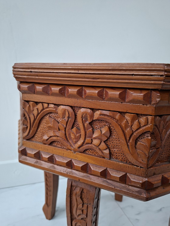 Image 1 of Mesa auxiliar con refinado tallado de madera.