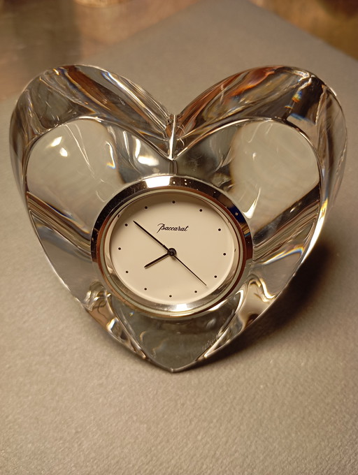 Baccarat kristallen klok in de vorm van een hart.