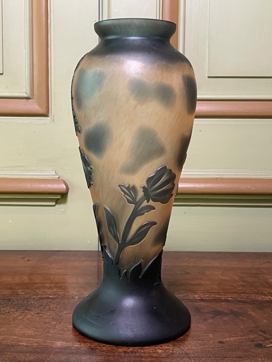 Image 1 of Vasen signiert DE VANNES – mehrschichtiges Glas – florales Dekor – 31 und 32 cm