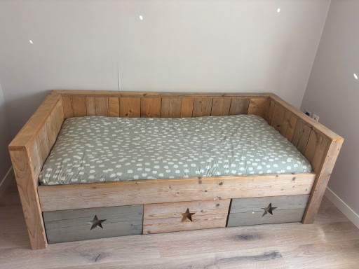Chambre d'enfant complète : lit, armoire et étagère murale