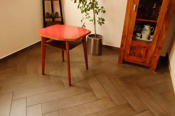 Image 1 of Tavolino con piano rosso