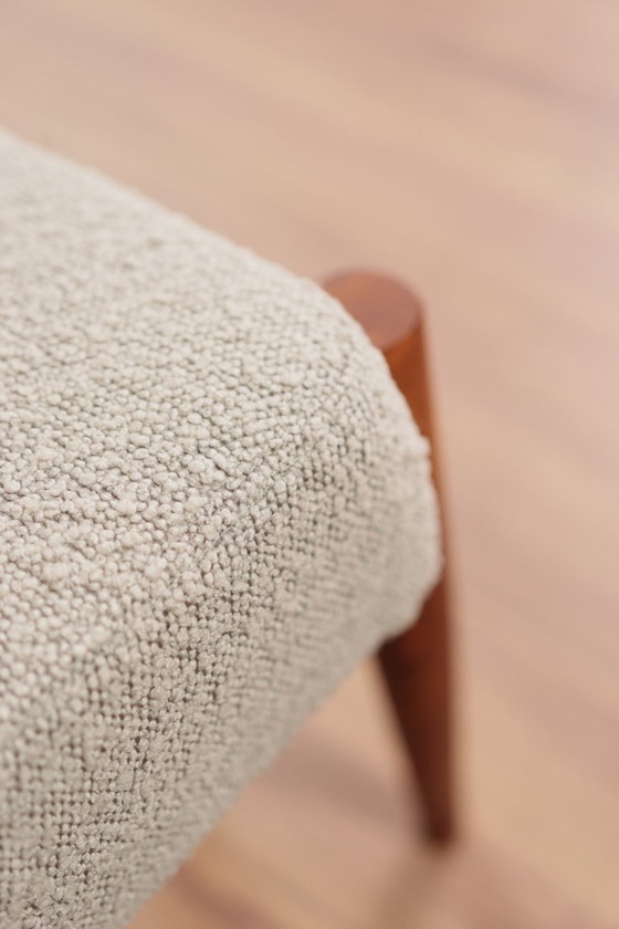 Image 1 of Poltrona e poggiapiedi in bouclé bianco dal design moderno