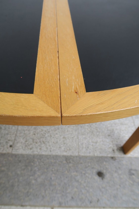 Image 1 of ronde eettafel van Rud Thygesen en Johnny Sorensen voor Magnus Olesen