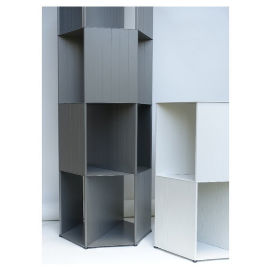 Image 1 of Hexagon di Nendo - libreria indipendente di design / divisorio, 178 cm grigio quarzo