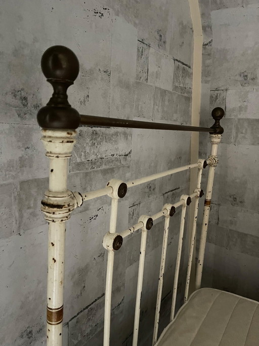 Lit ancien victorien en fer et laiton