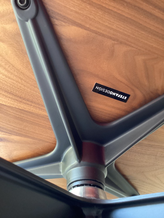 Image 1 of Fauteuil design en cuir noir et noyer