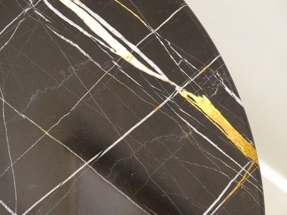 Image 1 of Table basse ou table d&#39;appoint Natuzzi, marbre Sahara Noir, XXIe siècle – Italie