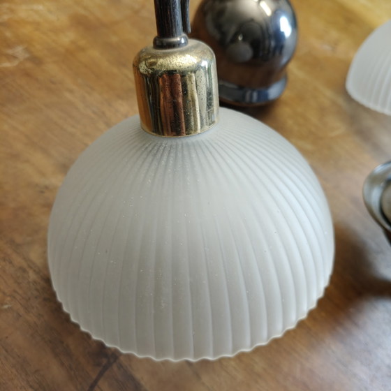 Image 1 of Lampadario vintage a 3 bracci con paralumi in vetro satinato a coste.
