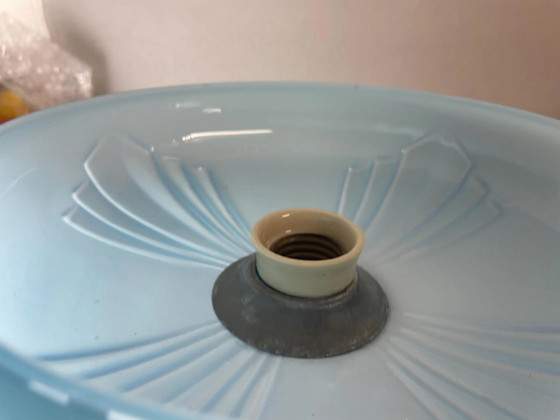 Image 1 of Grote Art Deco kroonluchter met opaalglazen kappen en indirecte verlichting.