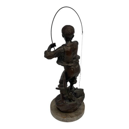Bronzestatue eines Fischerjungen