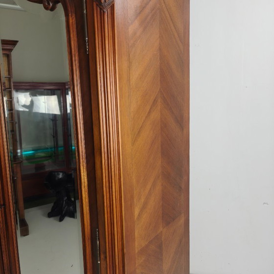 Image 1 of Armadio in legno intagliato in stile francese Luigi XV con ante a specchio