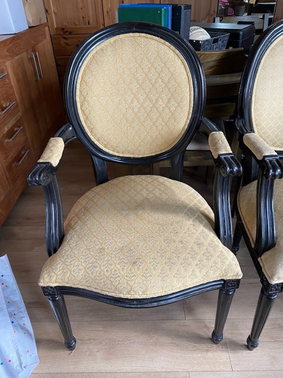 Image 1 of Ensemble de salle à manger classique en bois massif - 8 chaises à médaillon