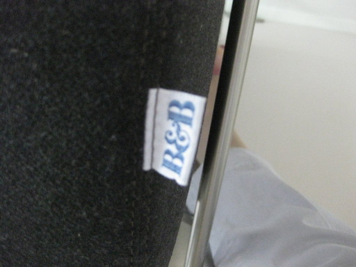 B&B Italia 2,5 zits bank met antracietkleurige stoffen bekleding en RVS onderstel.