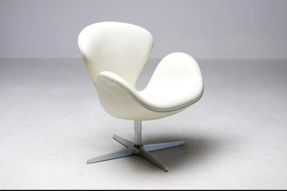 Image 1 of Silla Swan del 50.º aniversario, edición limitada