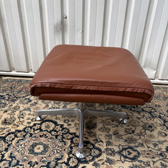 Sgabello Midcentury + Collezione Life – form+life collection, Poggiapiedi e pouf, Leather, Metal (photo 3 of 7)