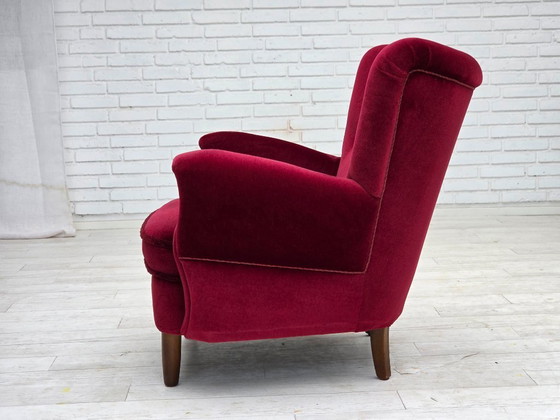 Image 1 of Fauteuil danois des années 60, velours d'ameublement rouge cerise, pieds en bois de hêtre.
