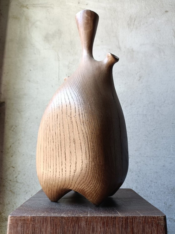 Image 1 of Vaas/sculptuur van gebeeldhouwd massief eikenhout