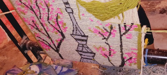 Image 1 of Tappeto marocchino in lana fatto a mano – motivo Torre Eiffel – verde, rosa, grigio – pezzo unico