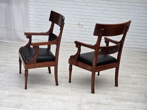 Image 1 of Jaren 1920-1930, Set van 2 fauteuils, ontwerp naar Georges Jacob, gesneden teakhout, leer, opnieuw gestoffeerd.