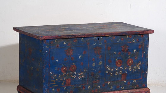 Antike marineblaue Truhe mit Blumendetails (ca. 1920) #94 – Aufbewahrungsschrank (photo 3 of 40)