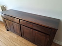 Buffet en bois massif de style colonial, fabriqué en bois exotique.