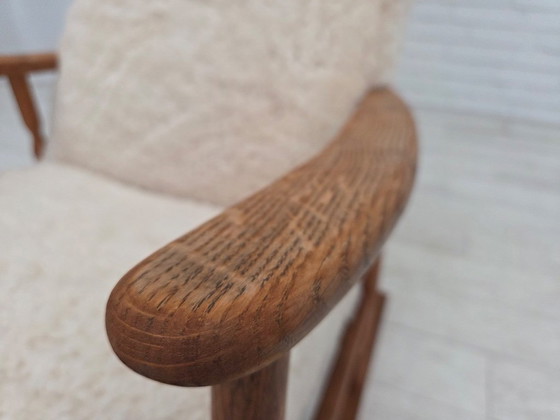 Image 1 of Fauteuil à bascule danois des années 1970, retapissé de véritable peau de mouton de qualité.