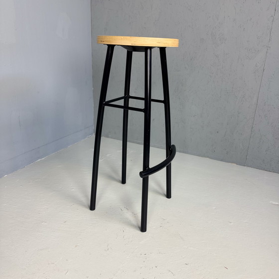 Image 1 of Tabouret de bar postmoderne des années 80, structure en acier tubulaire noir