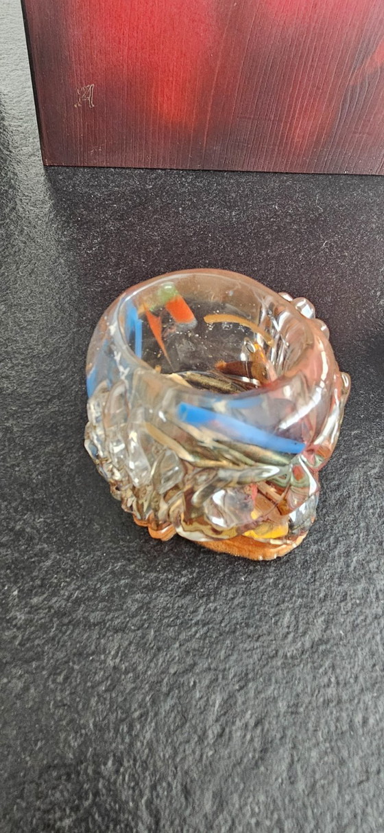 Image 1 of Unieke handgemaakte schedelsculptuur van hars - Artistieke schedel van transparante hars met kleurrijke insluitingen - Gotische 