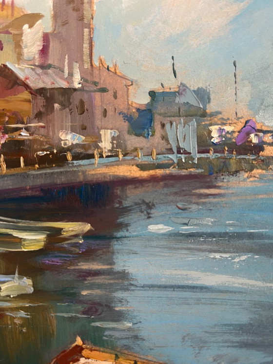 Image 1 of Dipinto a olio originale raffigurante un paesaggio urbano costiero con un porto cittadino affollato.