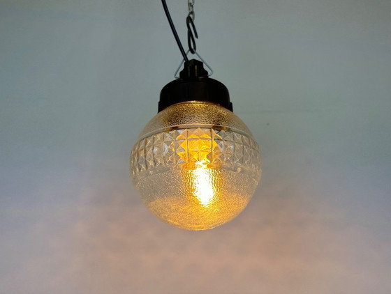Image 1 of Lampada a sospensione industriale in bachelite con vetro smerigliato, anni '70