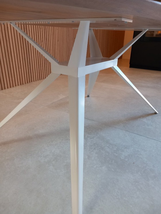 Image 1 of Table ovale Seuren 2,40/1,10 avec plateau en chêne massif et piètement papillon