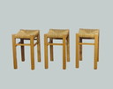 Suite van 3 vintage brutalistische krukjes in hout en stro, Pierre Gautier-Delaye voor Vergnères 1960