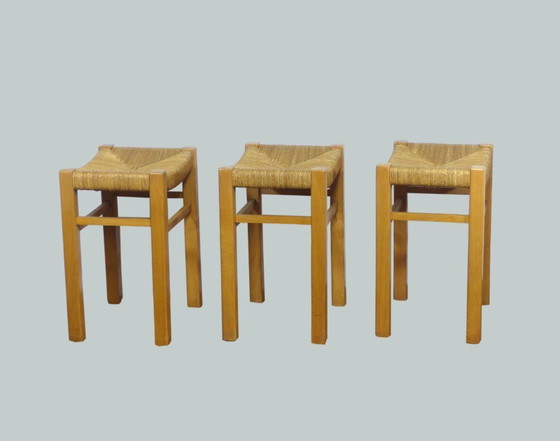 Image 1 of Suite van 3 vintage brutalistische krukjes in hout en stro, Pierre Gautier-Delaye voor Vergnères 1960