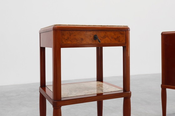 Image 1 of Paar französische Art-Deco-Nachttische mit Intarsien und Marmorplatten, 1940er Jahre