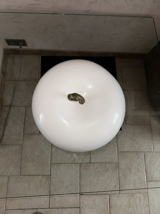 Image 1 of Manzana decorativa de diseño blanco: objeto contemporáneo
