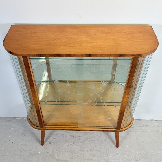 Image 1 of Stijlvolle art-deco vitrine met bloemgravure