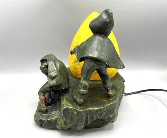 Image 1 of Art Deco stijl tafellamp met kinderen – sculpturale lamp met geel glas ca. 1970–1980 Copy van A. Moreau - Kunsthars