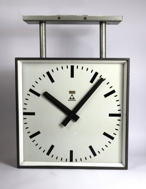 Bahnhofs- oder Werksuhr, doppelseitig, Marke Pragotron, 1950 – klokken, Metal