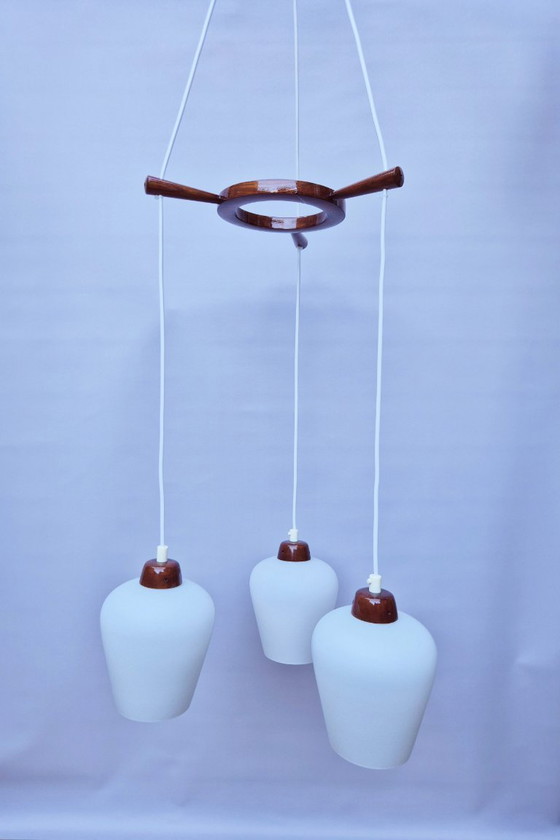 Image 1 of Suspension scandinave vintage - teck et verre opale - années 1950