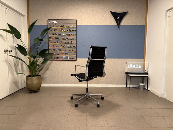 Vitra | Eames | EA119 | Schwarzer Hopsak | 1 Stück – Bürostühle, Aluminium (photo 4 of 14)