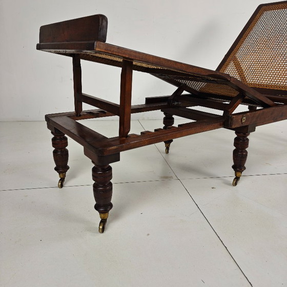 Divano letto inglese in rovere della fine del XIX secolo con rivestimento originale in vimini. (photo 3 of 9)