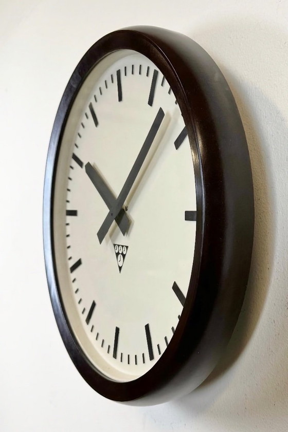 Image 1 of Orologio da parete industriale in bachelite di Pragotron, anni '70