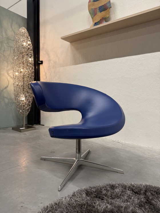 Image 1 of Sillón giratorio Varier Peel Club de cuero azul