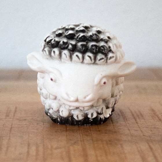 Image 1 of Figurine de mouton vintage faite à la main : un design unique et ludique